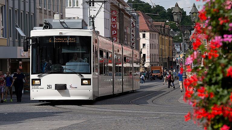 Belebte Innenstadt - Neue Straßenbahnen für Würzburg: Der Freistaat Bayern fördert die Anschaffung. Belebte Innenstadt - Neue Straßenbahnen für Würzburg: Der Freistaat Bayern fördert die Anschaffung.