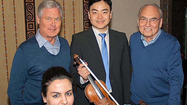 Klaus Stebani, stellvertretender Vorsitzender beim Förderverein (von links), die neuen Musiker der Staatsbad Philharmonie Kissingen, Setareh Shafii Tababtabai und Daniel Kim, sowie der Vorsitzende des Fördervereins, Kurt Rieder.  Manfred Schoch       -  Klaus Stebani, stellvertretender Vorsitzender beim Förderverein (von links), die neuen Musiker der Staatsbad Philharmonie Kissingen, Setareh Shafii Tababtabai und Daniel Kim, sowie der Vorsitzende des Fördervereins, Kurt Rieder.  Manfred Schoch
