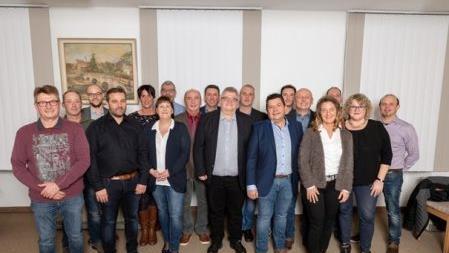 Die Kandidaten der Wählergemeinschaft Poppenlauer (von links): Günter Wohlfart, Wolfgang Summa, Julius Werlein, Alexander Kirchner, Julia Eckert, Lydia Summa, Hans Werthmann, Werner Heuchler, Uwe Bartenstein, Wolfgang Rützel, Andre Pfister, Wolfgang Dünisch, Benedikt Katzenberger, Thomas Erdmann, Tanja Erdmann, Dominik Blümlein, Ute Bleiler, Sebastian Ries. Foto: Garry Hantoon - Die Kandidaten der Wählergemeinschaft Poppenlauer (von links): Günter Wohlfart, Wolfgang Summa, Julius Werlein, Alexander Kirchner, Julia Eckert, Lydia Summa, Hans Werthmann, Werner Heuchler, Uwe Bartenstein, Wolfgang Rützel, Andre Pfister, Wolfgang Dünisch, Benedikt Katzenberger, Thomas Erdmann, Tanja Erdmann, Dominik Blümlein, Ute Bleiler, Sebastian Ries. Foto: Garry Hantoon Die Kandidaten der Wählergemeinschaft Poppenlauer (von links): Günter Wohlfart, Wolfgang Summa, Julius Werlein, Alexander Kirchner, Julia Eckert, Lydia Summa, Hans Werthmann, Werner Heuchler, Uwe Bartenstein, Wolfgang Rützel, Andre Pfister, Wolfgang Dünisch, Benedikt Katzenberger, Thomas Erdmann, Tanja Erdmann, Dominik Blümlein, Ute Bleiler, Sebastian Ries. Foto: Garry Hantoon - Die Kandidaten der Wählergemeinschaft Poppenlauer (von links): Günter Wohlfart, Wolfgang Summa, Julius Werlein, Alexander Kirchner, Julia Eckert, Lydia Summa, Hans Werthmann, Werner Heuchler, Uwe Bartenstein, Wolfgang Rützel, Andre Pfister, Wolfgang Dünisch, Benedikt Katzenberger, Thomas Erdmann, Tanja Erdmann, Dominik Blümlein, Ute Bleiler, Sebastian Ries. Foto: Garry Hantoon