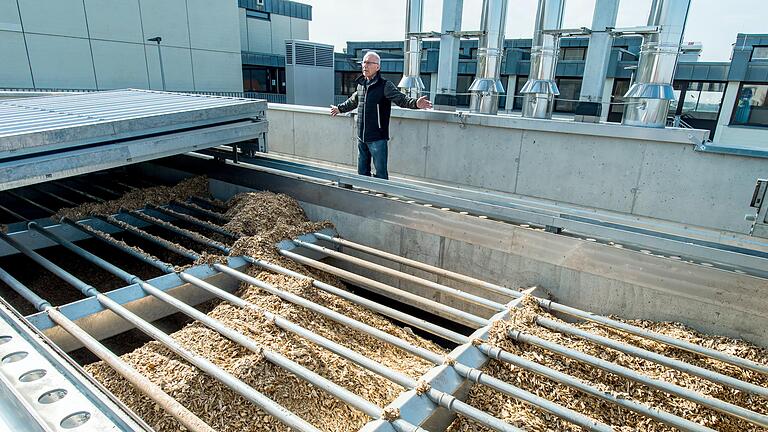 Schonungens Energiezentrale versorgt unter anderem Kita, Schwimmbad und Schulzentrum. Für die XL-Heizungsanlage, die mit Holzhackschnitzeln betrieben wird, gab es 830 000 Euro staaliche Förderung. Schonungens Energiezentrale versorgt unter anderem Kita, Schwimmbad und Schulzentrum. Für die XL-Heizungsanlage, die mit Holzhackschnitzeln betrieben wird, gab es 830 000 Euro staaliche Förderung.