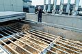 Schonungens Energiezentrale versorgt unter anderem Kita, Schwimmbad und Schulzentrum. Für die XL-Heizungsanlage, die mit Holzhackschnitzeln betrieben wird, gab es 830 000 Euro staaliche Förderung.