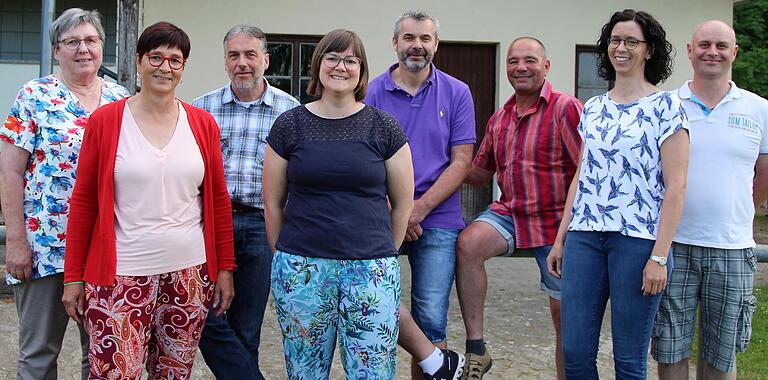 Der Vorstand des SV Obervolkach wurde neu gewählt (von links): Doris Krapp (Damengymnastik), Andrea Feuerbach (Mutter-Kind-Turnen), Herbert Blattner (Schriftführer), Susanne Feuerbach (Vorsitzende), Jürgen Höhn (zweiter Vorsitzender), Manfred Krapf (Kassier), Eva Fleischmann (Korbball) und André Hauck (Fußball). Der Vorstand des SV Obervolkach wurde neu gewählt (von links): Doris Krapp (Damengymnastik), Andrea Feuerbach (Mutter-Kind-Turnen), Herbert Blattner (Schriftführer), Susanne Feuerbach (Vorsitzende), Jürgen Höhn (zweiter Vorsitzender), Manfred Krapf (Kassier), Eva Fleischmann (Korbball) und André Hauck (Fußball).