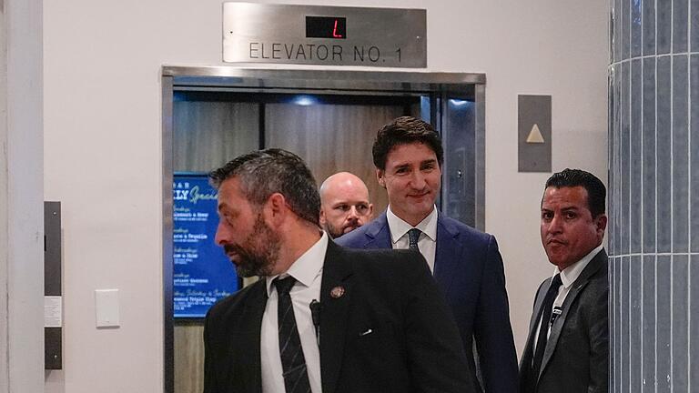 Trump trifft Trudeau - Kanadas Premierminister Justin Trudeau traf den künftigen US-Präsidenten Donald Trump zum Abendessen in Mar-a-Lago. Trump trifft Trudeau - Kanadas Premierminister Justin Trudeau traf den künftigen US-Präsidenten Donald Trump zum Abendessen in Mar-a-Lago.