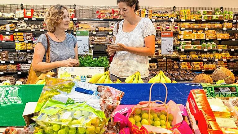 Ernährungsexpertin Annegret Hager und Redakteurin Lena Berger am Obststand.PATTY VARASANO Ernährungsexpertin Annegret Hager und Redakteurin Lena Berger am Obststand.PATTY VARASANO