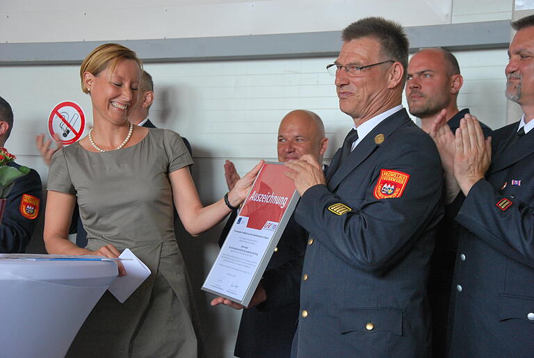 Das Team Orange des Kommunalunternehmens erhielt eine Auszeichnung für die Unterstützung der Feuerwehrarbeit: Eva von Vietinghoff-Scheel nahm die Urkunde von Kreisbrandrat Michael Reitzenstein entgegen.