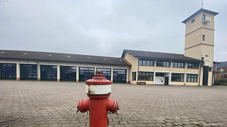 Die Lohrer Feuerwache ist in Teilen sanierungsbedürftig. Insbesondere der Beton bröckelt an etlichen Stellen. Jetzt wurde einer der Wehrleute bei einer Übung durch einen herabstürzenden Betonbrocken verletzt. Was spricht für einen Neubau, was für eine Sanierung?&nbsp;