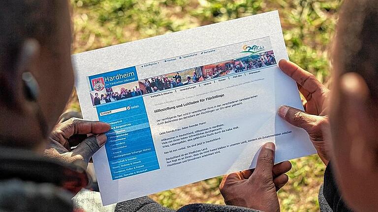 Hardheim - Leitfaden mit Benimmregeln für Flüchtlinge - Hardheim-Knigge: Zwei Flüchtlinge lesen eine ausgedruckte Version des Leitfadens mit Benimmregeln für Flüchtlinge. Hardheim - Leitfaden mit Benimmregeln für Flüchtlinge - Hardheim-Knigge: Zwei Flüchtlinge lesen eine ausgedruckte Version des Leitfadens mit Benimmregeln für Flüchtlinge.