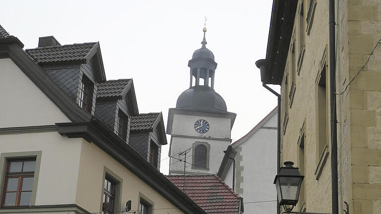 Tote Teenager: Trauer lässt Arnstein zusammenrücken       -  Ein Städtchen im Mittelpunkt: Der Turm der Stadtkirche von Arnstein