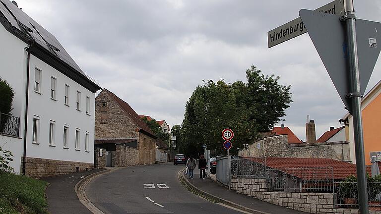 Hindenburgring Nord: Wie gefährlich sind die Bergbaustollen, die unter den Grundstücken links der Straße am Rand der Kitzinger Altstadt vermutet werden. Das ist auch nach der Entscheidung des Verwaltungsgerichts Würzburg offen. Das Bergamt will jetzt zeitnah die notwendigen Maßnahmen zur Absicherung der Grundstücke und der darauf stehenden Häuser einleiten.