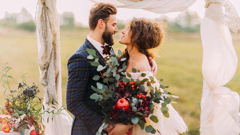 Wedding couple lovingly look at each other during  ceremony       -  Der Beginn der dunklen Jahreszeit eignet sich nicht zum Heiraten? Weit gefehlt, denn besonders im Herbst kommen Vintage- und Country-Bräute auf Ihre Kosten.