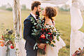 Wedding couple lovingly look at each other during  ceremony       -  Der Beginn der dunklen Jahreszeit eignet sich nicht zum Heiraten? Weit gefehlt, denn besonders im Herbst kommen Vintage- und Country-Bräute auf Ihre Kosten.