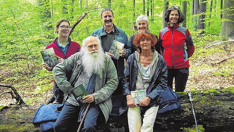 Die Bayerischen Staatsforsten schicken den Waldbesucher mit dem neuen Magazin &bdquo;Wald erleben&ldquo; auf eine Entdeckungsreise durch die Wälder Bayerns. Auch im Steigerwald gibt es viel zu entdecken, zum Beispiel die &bdquo;Spuren von Herman de Vries, Künstler mit Weltruf aus Eschenau. Das Bild zeigt (von vorne links nach hinten rechts): Hermann de Vries (Künstler &ndash; Spuren im Steigerwald), Susanne de Vries (Ehefrau), Barbara Ernwein (Leiterin Baumwipfelpfad Steigerwald), Ulrich Mergner (Forstbetriebsleiter Ebrach), Ellen Schindler (veranstaltet Wanderungen &ndash; Spuren im Steigerwald) und Ellen Koller (Revierleiterin Oberschwappach).