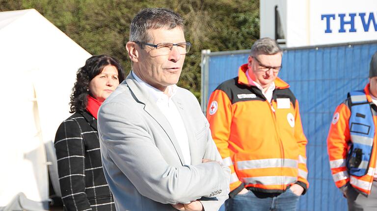 Landrat Thomas Schiebel (vorne) und Bürgermeisterin Helga Schmidt-Neder lobten das große Engagement von THW und BRK. BRK-Kreisgeschäftsführer Thomas Schlott (rechts) nahm den Dank stellvertretend entgegen.