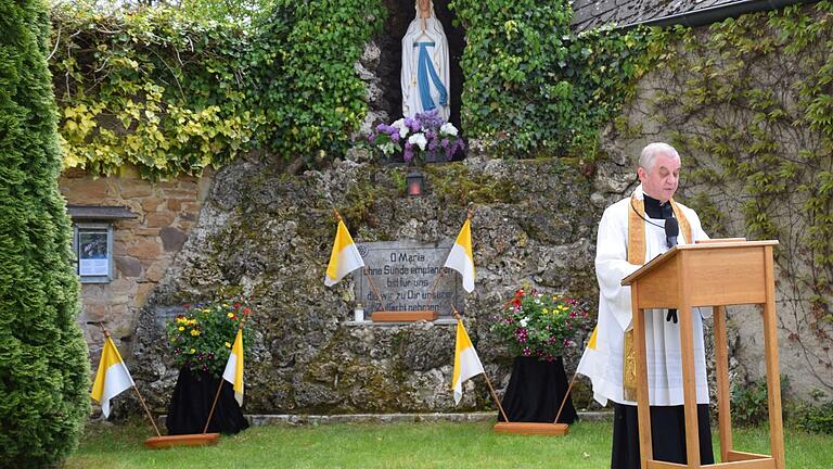 Pfarrer Stefan Mai hält eine Andacht an der Schallfelder Lourdes-Grotte aus Anlass der Errichtung vor 100 Jahren.