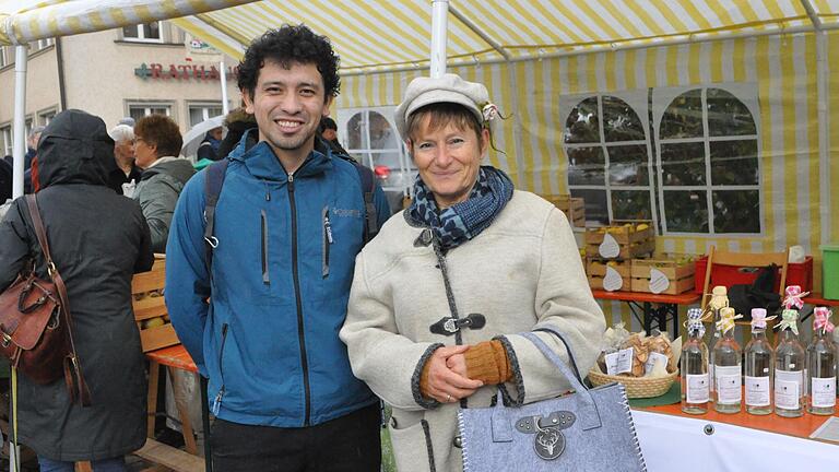 Doris Pokorny (Leiterin des BSR Rhön, bayerischer Teil) zusammen mit dem Gast aus Peru, Axel Arteaga.