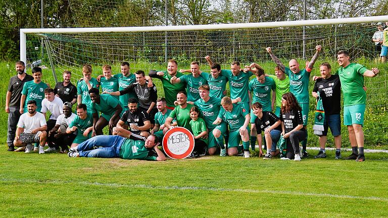 Meisterstory SG Hammelburg/Fuchsstadt II       -  Unser Bild zeigt die SG Hammelburg/Fuchsstadt II nach dem 2:0-Sieg über die SG Schondra, mit dem der Titelgewinn beschlossene Sache war.