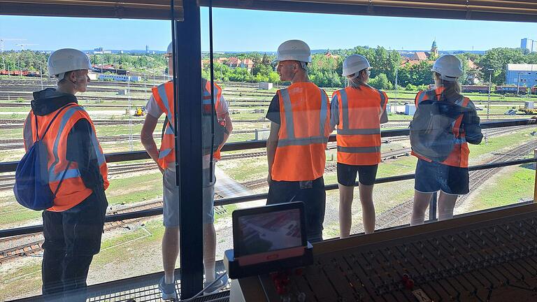 Schüler auf dem Balkon der DB Cargo in Nürnberg.