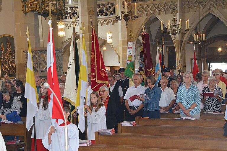 Die Verbände und Vereine von Bad Königshofen waren zum Abschiedsgottesdienst in die Stadtpfarrkirche gekommen. Die Verbände und Vereine von Bad Königshofen waren zum Abschiedsgottesdienst in die Stadtpfarrkirche gekommen.