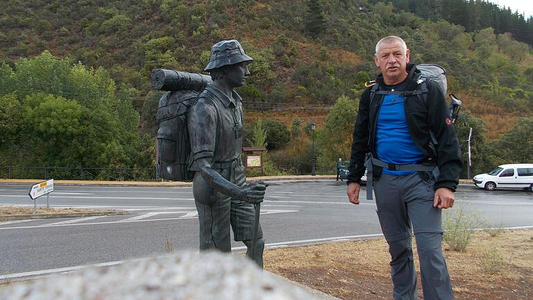 'Er reist immer mit mir!' Gemeint ist ein Foto dieser Pilgerstatue, die er als Profilfoto in den sozialen Medien verwendet. 'Er reist immer mit mir!' Gemeint ist ein Foto dieser Pilgerstatue, die er als Profilfoto in den sozialen Medien verwendet.