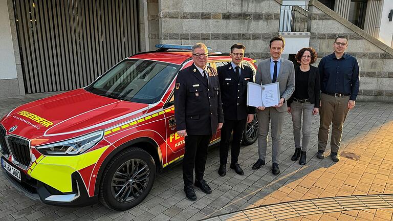 Bei der Ernennung in Schweinfurt (von links): Kreisbrandrat Holger Strunk, Örtlicher Einsatzleiter Ralf Weippert, Landrat Florian Töpper, Sonja Weidinger (Abteilungsleiterin Öffentliche Sicherheit und Ordnung) und Florian Zippel (Arbeitsbereichsleiter Katastrophenschutz und Feuerwehrwesen).