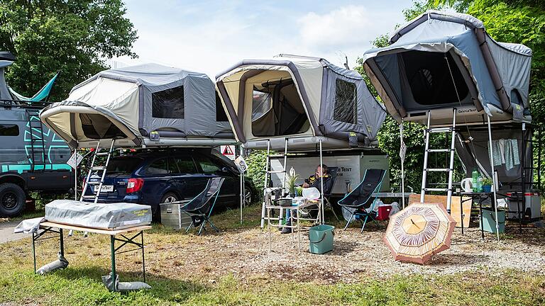 Ob Pick-up-Zubehör oder Dachzelte, über 350 internationale Aussteller präsentieren nahezu die gesamte Palette der Offroad- und Reisemobil-Szene. Ob Pick-up-Zubehör oder Dachzelte, über 350 internationale Aussteller präsentieren nahezu die gesamte Palette der Offroad- und Reisemobil-Szene.