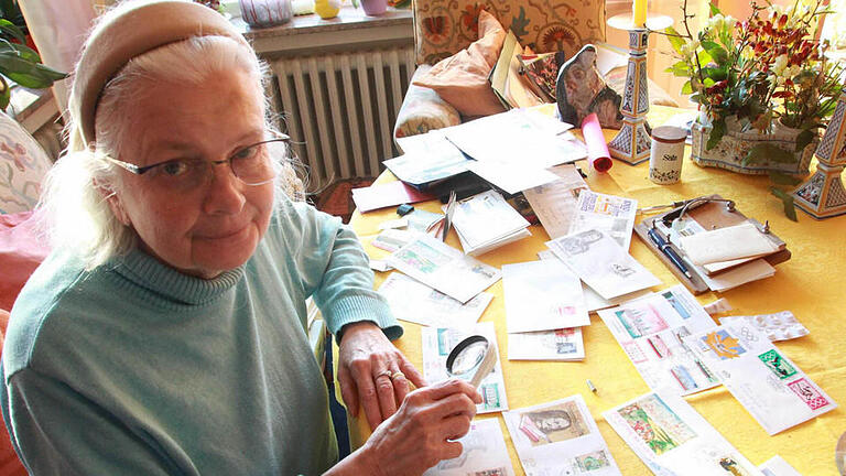Claudia Lay sammelt seit 60 Jahren Briefmarken. Foto: Carmen Schmitt       -  Claudia Lay sammelt seit 60 Jahren Briefmarken. Foto: Carmen Schmitt