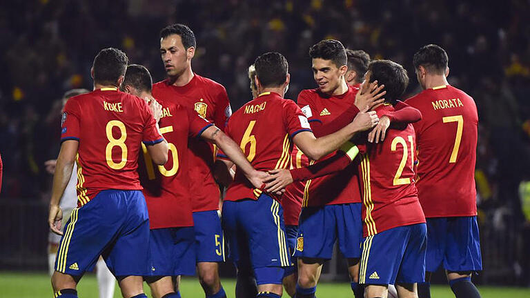 Schwer       -  Spanien tat sich lange Zeit schwer gegen Mazedonien. Foto: Miguel Angel Molina