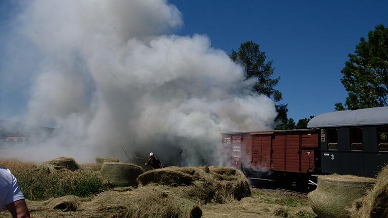 Eine starke Rauchentwicklung setzte ein, als das Rhön-Zügle in Ostheim mit einem Traktor kollidierte, der Heuballen geladen hatte.