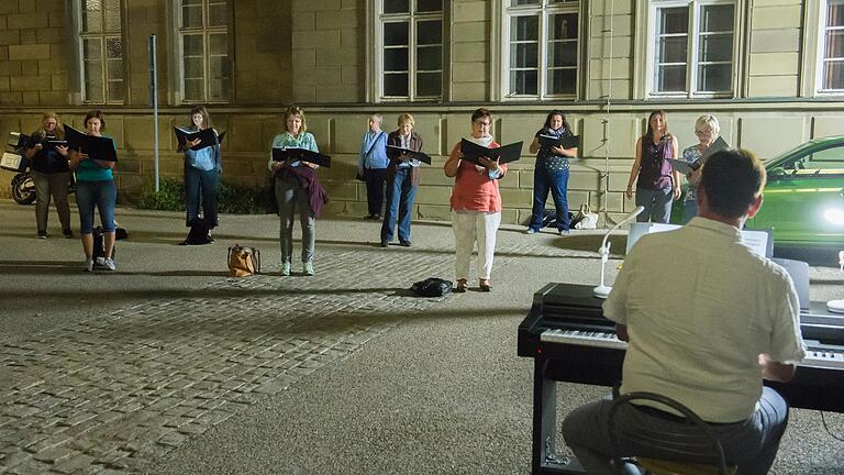 Protestprobe vor der städtischen Musikschule: Sängerinnen und Sänger des KonzertChors des Liederkranzes protestierten am Abend des 15. September gegen die Kündigung der Proberäume in der Musikschule.