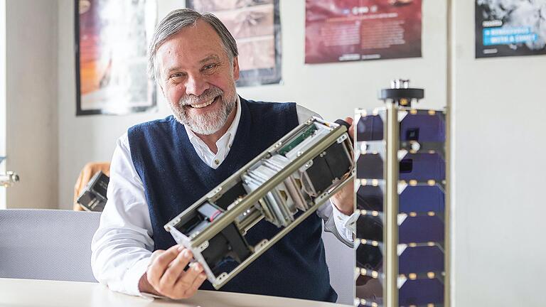 Die Würzburger Satellitenforscher um Klaus Schilling, hier mit einem Mini-Satelliten, kooperieren unter anderem mit der europäischen Raumfahrtagentur ESA.