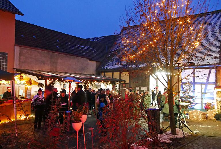 Stimmungsvolle Atmosphäre beim Christbaummarkt im Gramschatzer Pfarrhof. Stimmungsvolle Atmosphäre beim Christbaummarkt im Gramschatzer Pfarrhof.