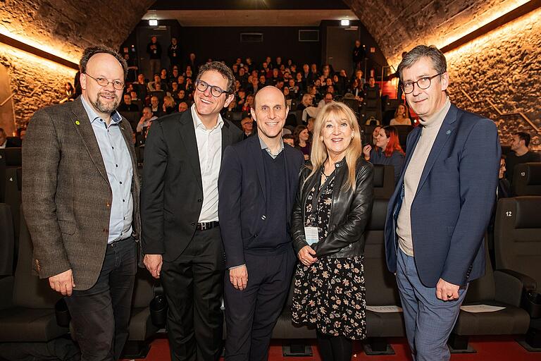 Als Eröffnungsfilm wurde die finnische Komödie 'Long Good Thursday' gezeigt: (von links) Landtagsabgeordneter Patrick Friedl (Grüne), Bürgermeister Martin Heilig (Grüne), Kulturreferent Benedikt Stegmayer, die finnische Schauspielerin Jaana Saarinen und Oberbürgermeister Christian Schuchardt. Als Eröffnungsfilm wurde die finnische Komödie 'Long Good Thursday' gezeigt: (von links) Landtagsabgeordneter Patrick Friedl (Grüne), Bürgermeister Martin Heilig (Grüne), Kulturreferent Benedikt Stegmayer, die finnische Schauspielerin Jaana Saarinen und Oberbürgermeister Christian Schuchardt.