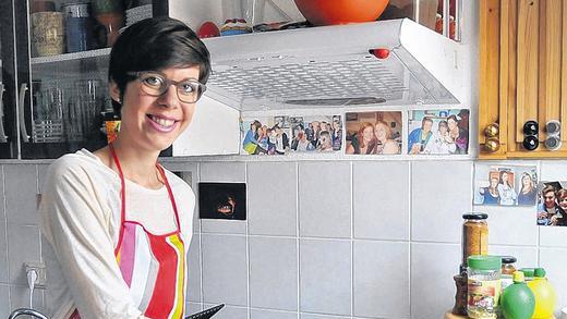 Rührend am Herd: Die Mitbewohnerinnen können sich über leckeres Essen freuen, wenn Lisa Kauer in der WG in Grombühl kocht. PATRICK WÖTZEL