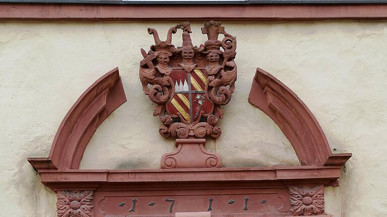 Das Wappen des Fürstbischofs Christoph Franz von Hutten am Eingangsportal.&nbsp;