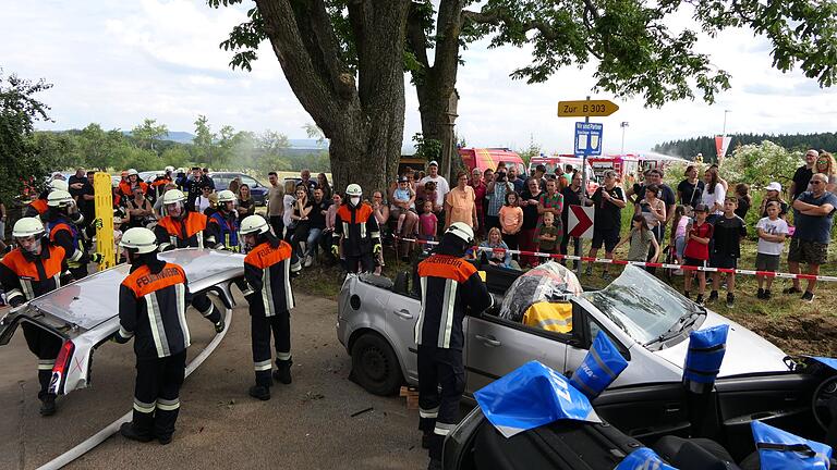 Mit einer Schauübung demonstrierte die Feuerwehr Greßhausen zusammen mit einigen umliegenden Wehren das Vorgehen bei einem Autounfall mit eingeklemmter Person.