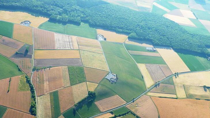 Blick von oben: Das Windrad an der SW 9 Richtung Greßthal (links oben) soll einmal als Master-Anlage dienen.