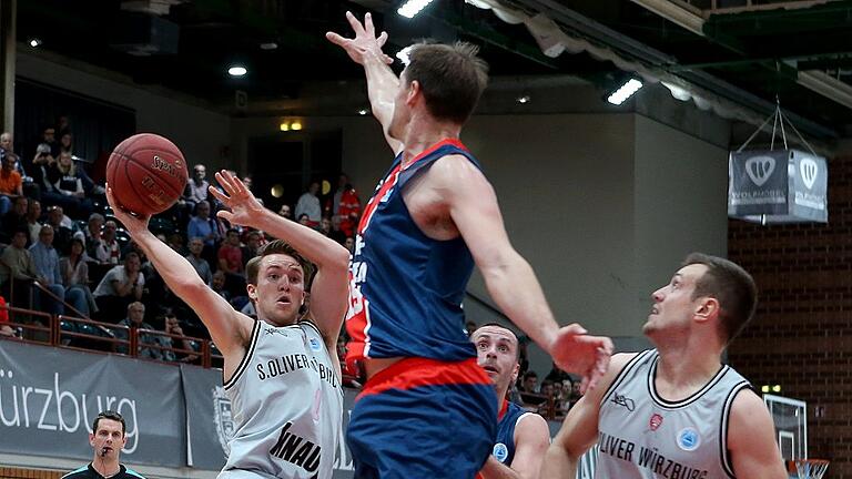 Basketball - Fiba Europe Cup - s.Oliver Wuerzburg - CSM CSU Oradea - Mit 23 Punkten Topscorer bei s.Oliver Würzburg: Jordan Hulls (links), hier konfrontiert mit Sean Denison (CSM CSU Oradea, Mitte), rechts Baskets-Teamkollege Johannes Richter. Basketball - Fiba Europe Cup - s.Oliver Wuerzburg - CSM CSU Oradea - Mit 23 Punkten Topscorer bei s.Oliver Würzburg: Jordan Hulls (links), hier konfrontiert mit Sean Denison (CSM CSU Oradea, Mitte), rechts Baskets-Teamkollege Johannes Richter.