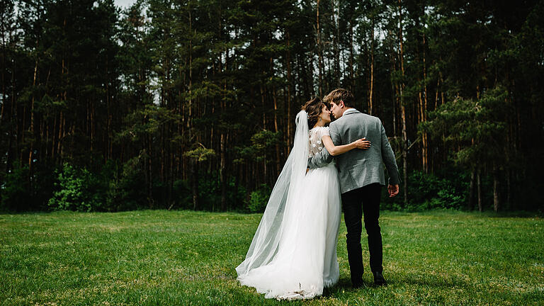 Hochzeit im Freien       -  Eine Hochzeit im Freien ist vor allem im Frühjahr und Sommer beliebt - dennoch sollte es bei schlechtem Wetter eine Alternative geben.