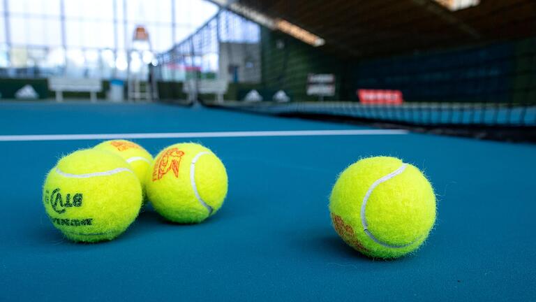 Noch herrscht Pause in den Tennishallen und auf den Tennisplätzen. Der Bayerischte Tennis-Verband verlangt nun aber vehement eine schrittweise Öffnung der Sportanlagen.