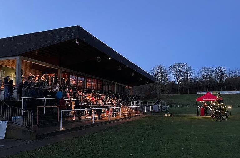Die katholische Pfarrgemeinde und der FC Gerolzhofen hatten auch dieses Jahr wieder zur 'Besinnlichen Weihnacht im Stadion' eingeladen. Die katholische Pfarrgemeinde und der FC Gerolzhofen hatten auch dieses Jahr wieder zur 'Besinnlichen Weihnacht im Stadion' eingeladen.