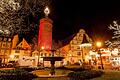 Rund um den als Riesenkerze beleuchteten Kitzinger Marktturm findet vom 15. bis 17. Dezember der Kitzinger Weihnachtsmarkt statt. Glühwein gibt es am Marktplatz aber die ganze Adventszeit über.