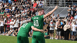 Die Boys in Green steigen in die Kreisliga auf       -  Der SV Garitz (grüne Trikots) gewinnt vor über 1700 Fans in Elfershausen sein Relegationsspiel gegen den SV Aura mit 3:1.