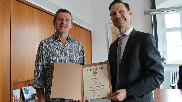 Im April 2019 erhielt Bertram Schulz (links) aus den Händen von Bürgermeister Thorsten Wozniak eine Dankurkunde für seine 25-jährige Dienstzeit als Museumsleiter. Im April 2019 erhielt Bertram Schulz (links) aus den Händen von Bürgermeister Thorsten Wozniak eine Dankurkunde für seine 25-jährige Dienstzeit als Museumsleiter.