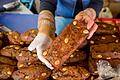 Verkauf von Früchtebrot       -  Früchtebrot ist in der Winterzeit sehr beliebt. Man kann es oft auf Weihnachtsmärkten kaufen - oder einfach selbst backen.