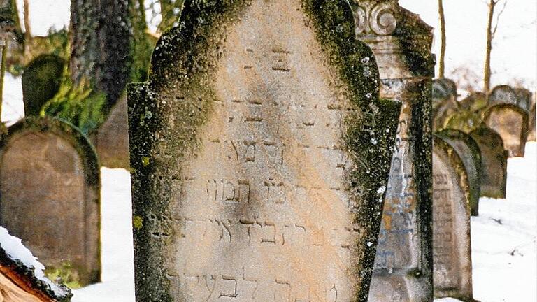 Der Grabstein von Therese Ullmann (1855-1927) auf dem jüdischen Friedhof in Burgpreppach. Therese Traub, geborene Ullmann, starb am 27. Dezember 1927 in einem Altenheim in Würzburg. Wahrscheinlich auf Veranlassung ihrer Tochter Meta Berney wurde sie auf dem jüdischen Friedhof in Burgpreppach begraben. Der Grabstein von Therese Ullmann (1855-1927) auf dem jüdischen Friedhof in Burgpreppach. Therese Traub, geborene Ullmann, starb am 27. Dezember 1927 in einem Altenheim in Würzburg. Wahrscheinlich auf Veranlassung ihrer Tochter Meta Berney wurde sie auf dem jüdischen Friedhof in Burgpreppach begraben.