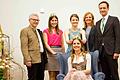 Die Krone geht an Corinna Barthelme: (stehend, von links) Bürgermeister Herbert Fröhlich, die Fränkische Weinkönigin Carolin Meyer, Dana Sperling, SV-Vorsitzende Juliane Böhm und Landrat Florian Töpper.