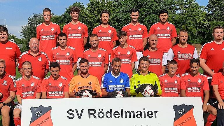 Der SV Rödelmaier in der Saison 2023/24. Vorne von links: Sebastian Popp, Daniel Beker, Saki Dinudis, Robin Englert, Sven Ulsamer, Nils Rohmfeld, Martin Steinert, Kevin Kremer und Torwarttrainer Fritz Ulsamer. In der Mitte von links: Abteilungsleiter Christian Bauer, Team-Manager Mike Seidler, Christoph Koob, Nico Rauner, Stanislav Rozhenkov, Co-Trainer Sebastian Schmitt, Spielertrainer Christoph Rützel und 2. Vorsitzender Thomas Bauer. Hinten von links: Benedikt Hess, Tarek Sahyoun, David Dziemballa, Johannes Meier und Youssef Alkla. Es fehlen: Tizian Streichsbier, Marcel Reder, Christian Hofgesang, Marcel Mölter, Lukas Hess, Nicola Zdraveski, Alexandar Lozanoski, Jonas Reß und Lars Rohmfeld.