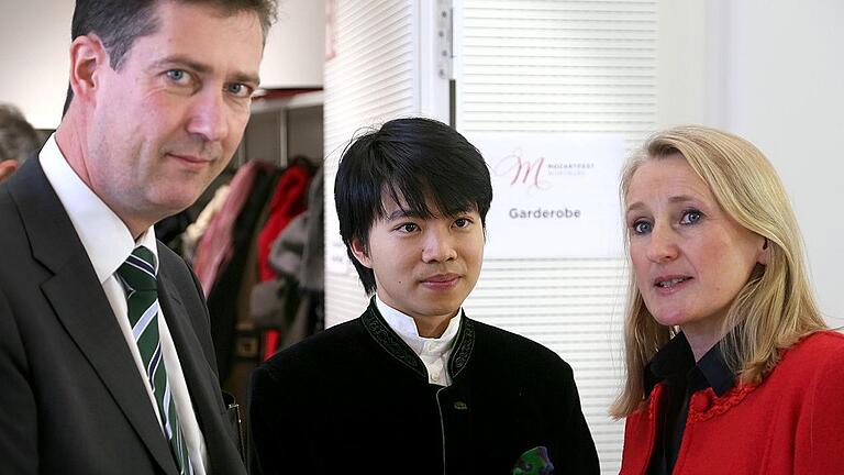 Mozartfest-Intendantin Evelyn Meining mit dem Starpianisten Kit Armstrong und Oberbürgermeister Christian Schuchardt. Mozartfest-Intendantin Evelyn Meining mit dem Starpianisten Kit Armstrong und Oberbürgermeister Christian Schuchardt.