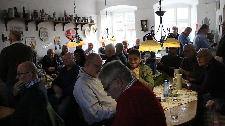 Mit den Landratskandidaten auf Tour: In Gemünden im Huttenschloss diskutierten die Kandidaten über die Themen ÖPNV und abgehängte Ortschaften.