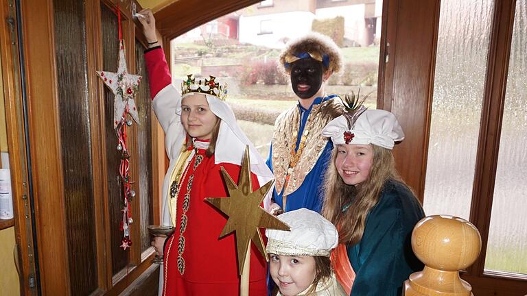 In diesem Jahr wird es am Dreikönigstag keine Hausbesuche der Sternsinger geben. Aufkleber mit den Segenssprüchen werden für den Pastoralen Raum Bischofsheim in den Kirchen ausliegen.